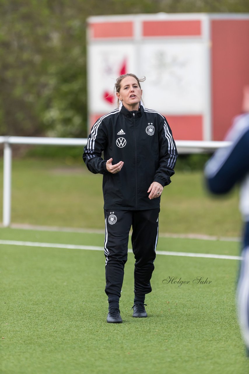 Bild 149 - Co-Trainerin der Frauen Nationalmannschaft Britta Carlson in Wahlstedt